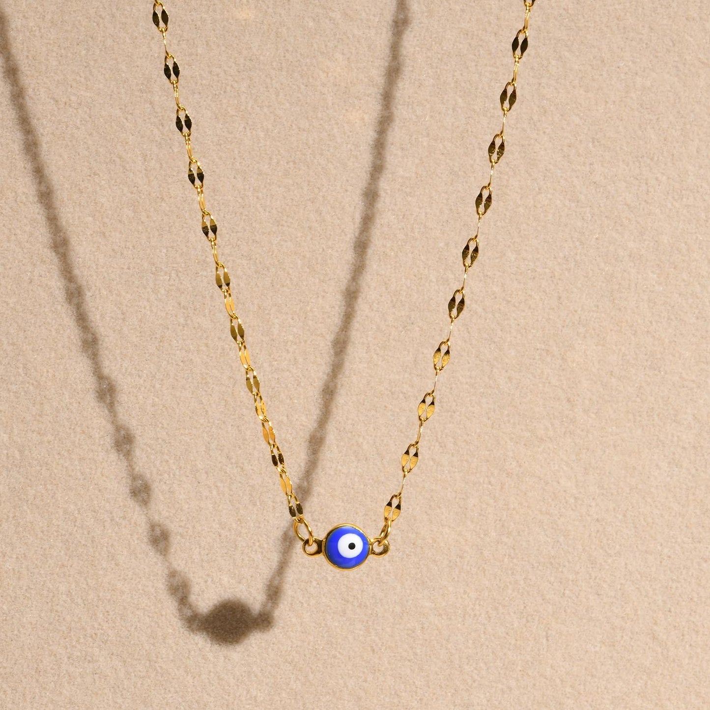 Collar de acero inoxidable Kemstone con forma de ojo malvado y labios - Cadena dorada para mujer NC-1263