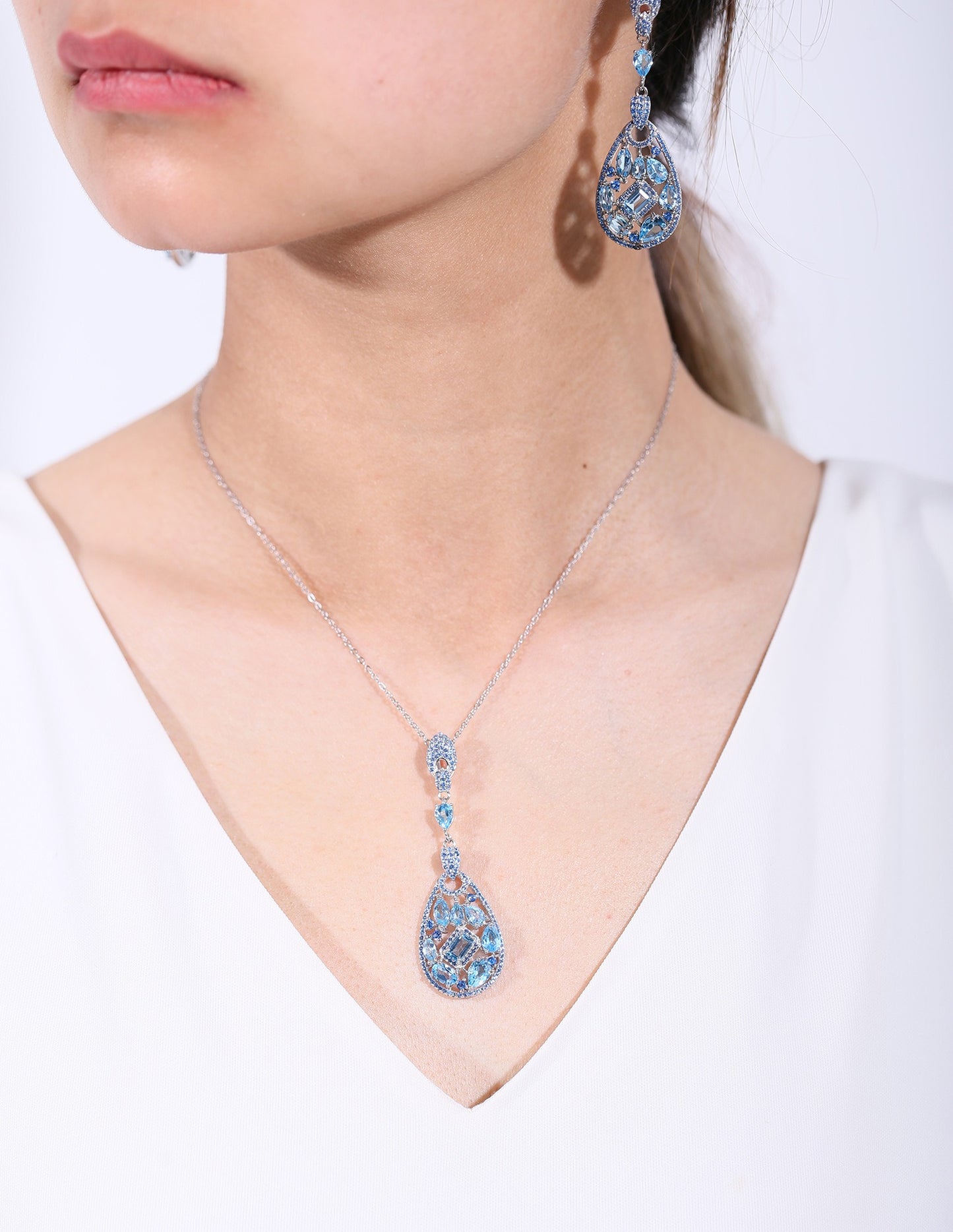 Collar con colgante de lágrima de topacio azul natural y piedras preciosas multicolores, diseño original artesanal de Kemstone | Plata de ley S925 | Cadena de 45 cm