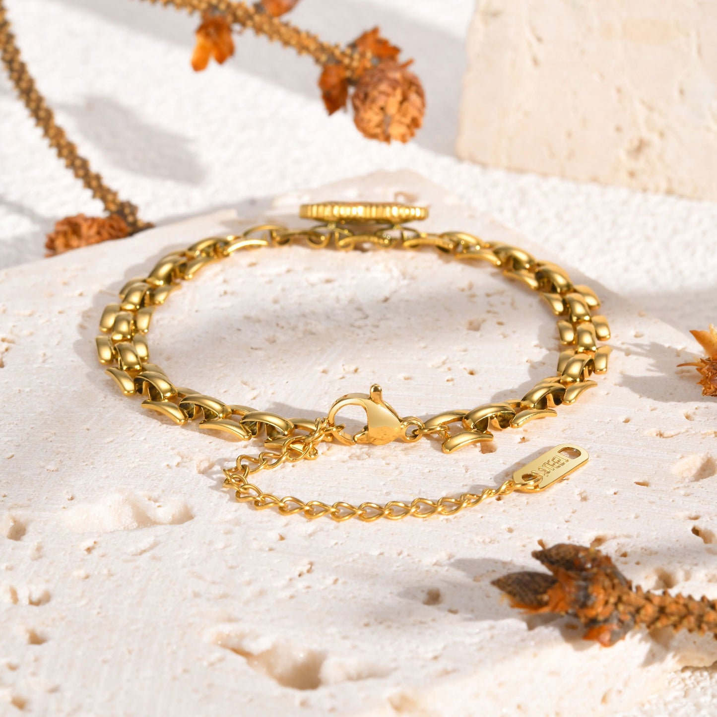 Elegante pulsera de acero de titanio con forma de corazón para mujer - Grabado personalizable, cadena dorada, ideal para uso diario y regalos BR-2370