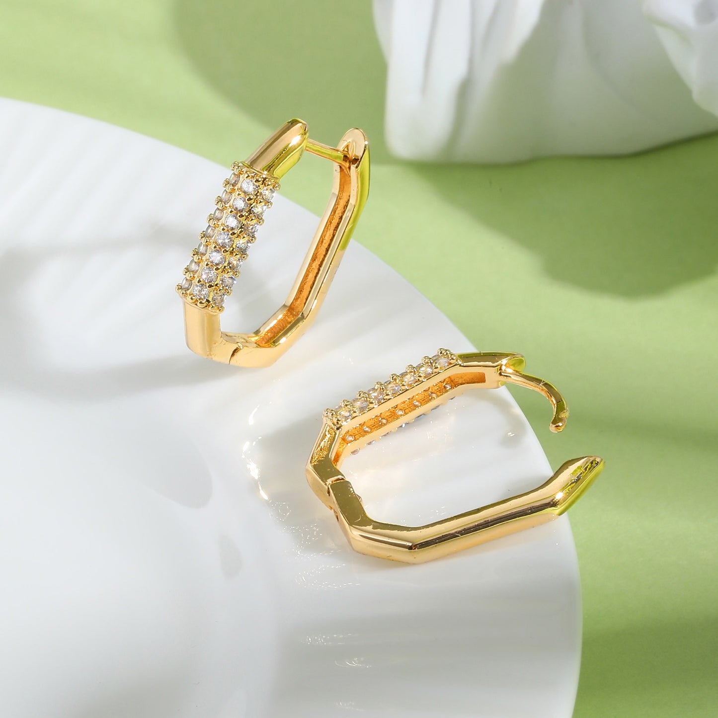 Elegantes aretes de aro geométricos de cobre Kemstone con detalles de circonitas - Joyería minimalista atemporal para mujer EBD-389