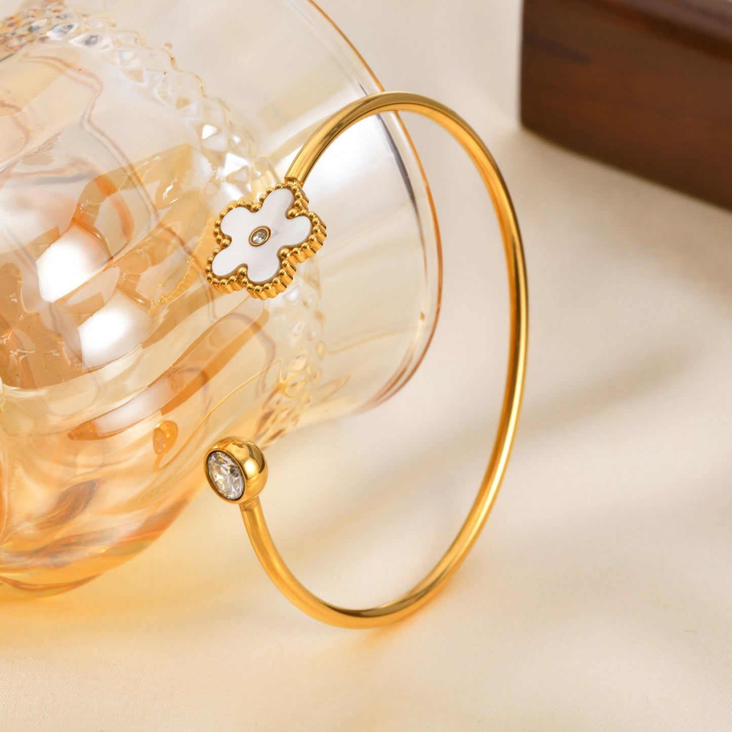 Bracciale aperto floreale in acciaio inossidabile con zirconi e accenti in madreperla – Eleganza al polso color oro per la grazia di tutti i giorni B-607