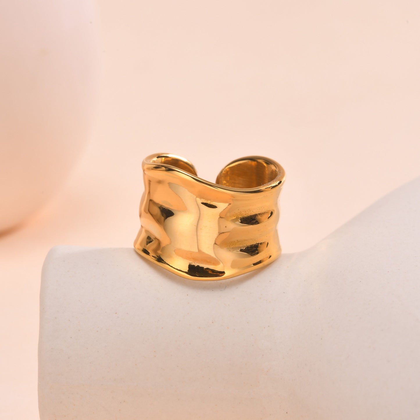 Anillo ajustable de acero inoxidable Kemstone con textura irregular martillada para mujer RC-665