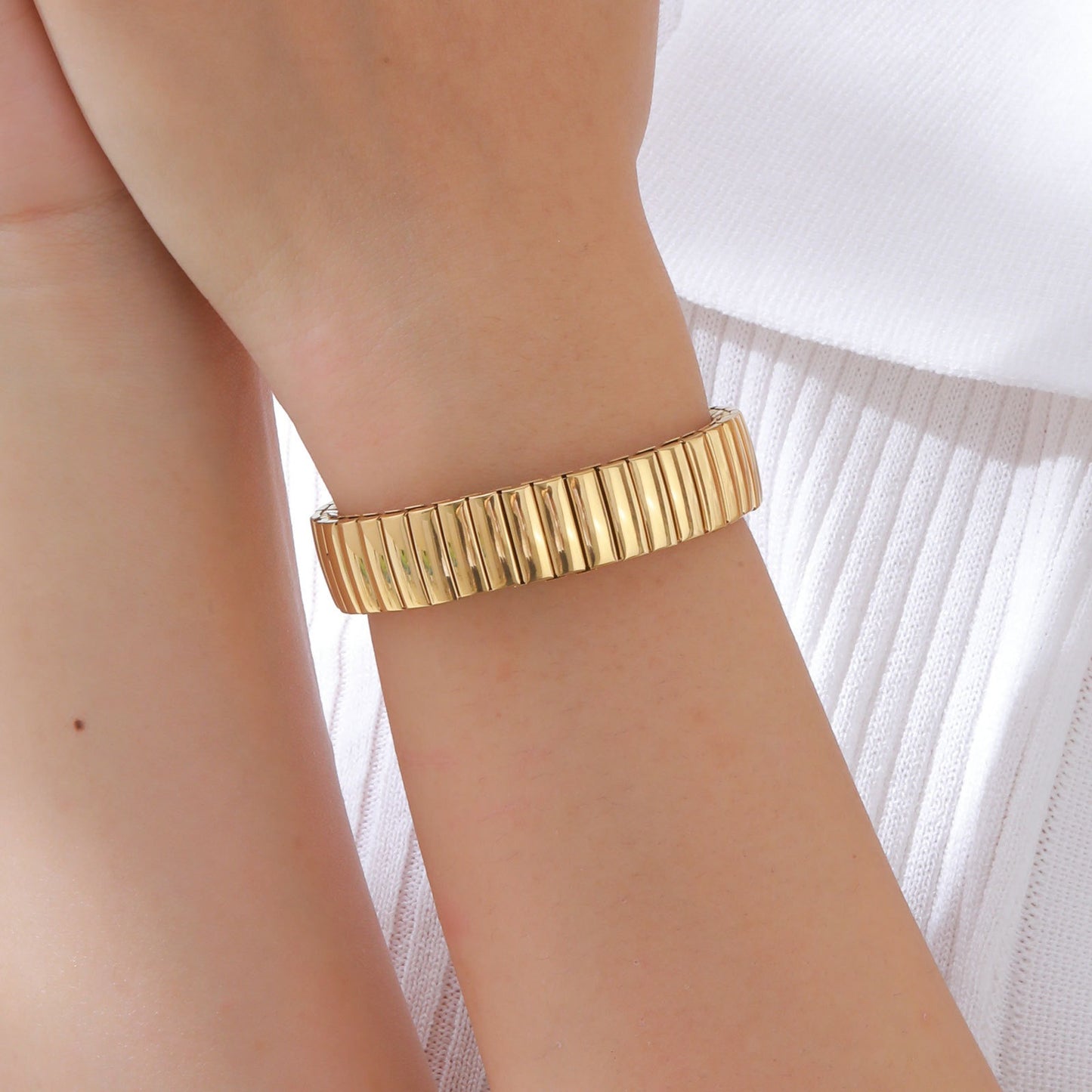 Pulsera elástica dorada para mujer | Joyería de acero inoxidable hipoalergénica con opciones de grabado láser B-633