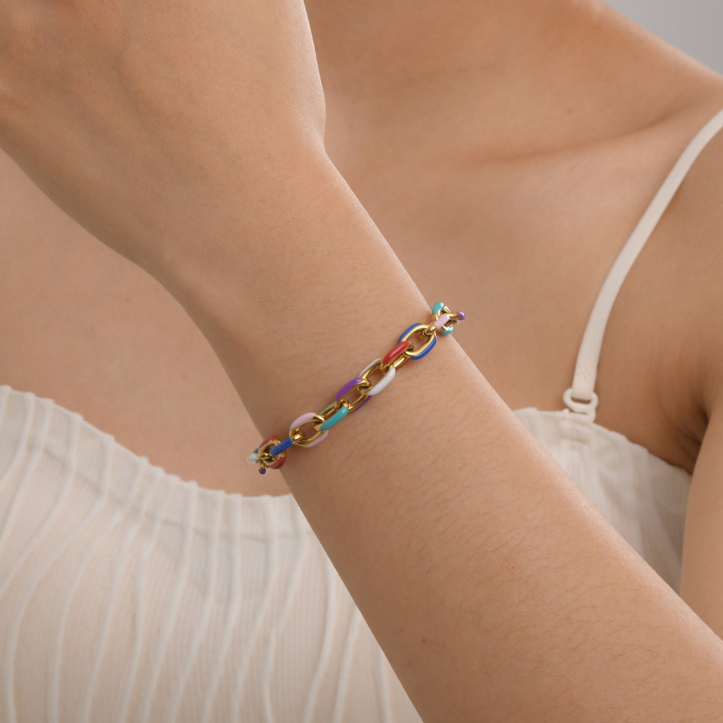 Pulsera Kemstone de acero inoxidable con cadena cubana de resina coloreada - Acabado en oro de 18 quilates, joyería de moda para mujer BR-1964