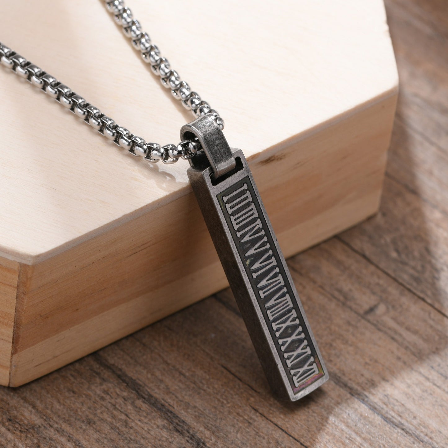 Collar con colgante de barra con números romanos Kemstone - Collar geométrico minimalista de acero inoxidable para hombre PN-1490