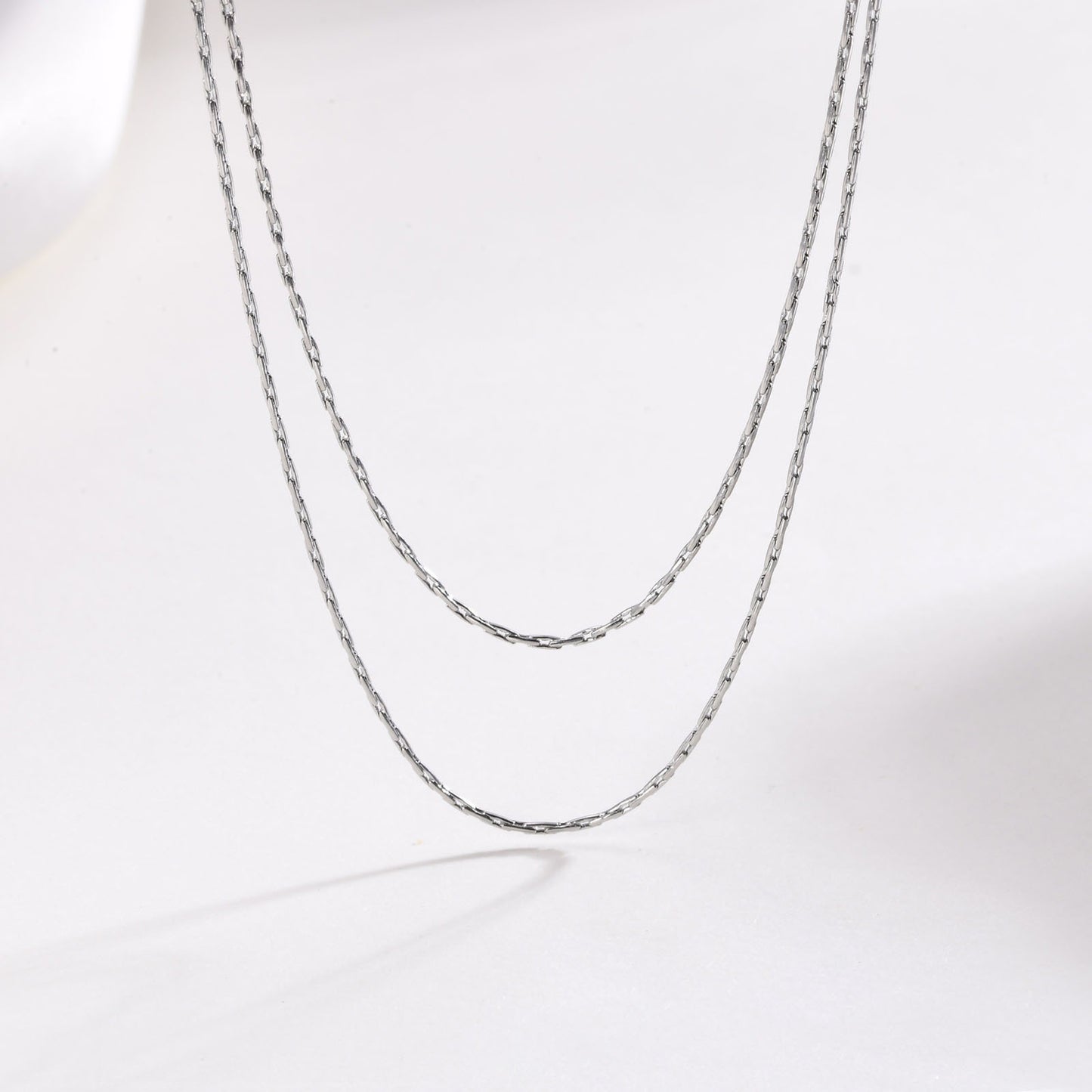 Collar de cadena ovalada de doble capa de acero inoxidable texturizado Kemstone – Joyería ligera dorada para mujer NC-1329
