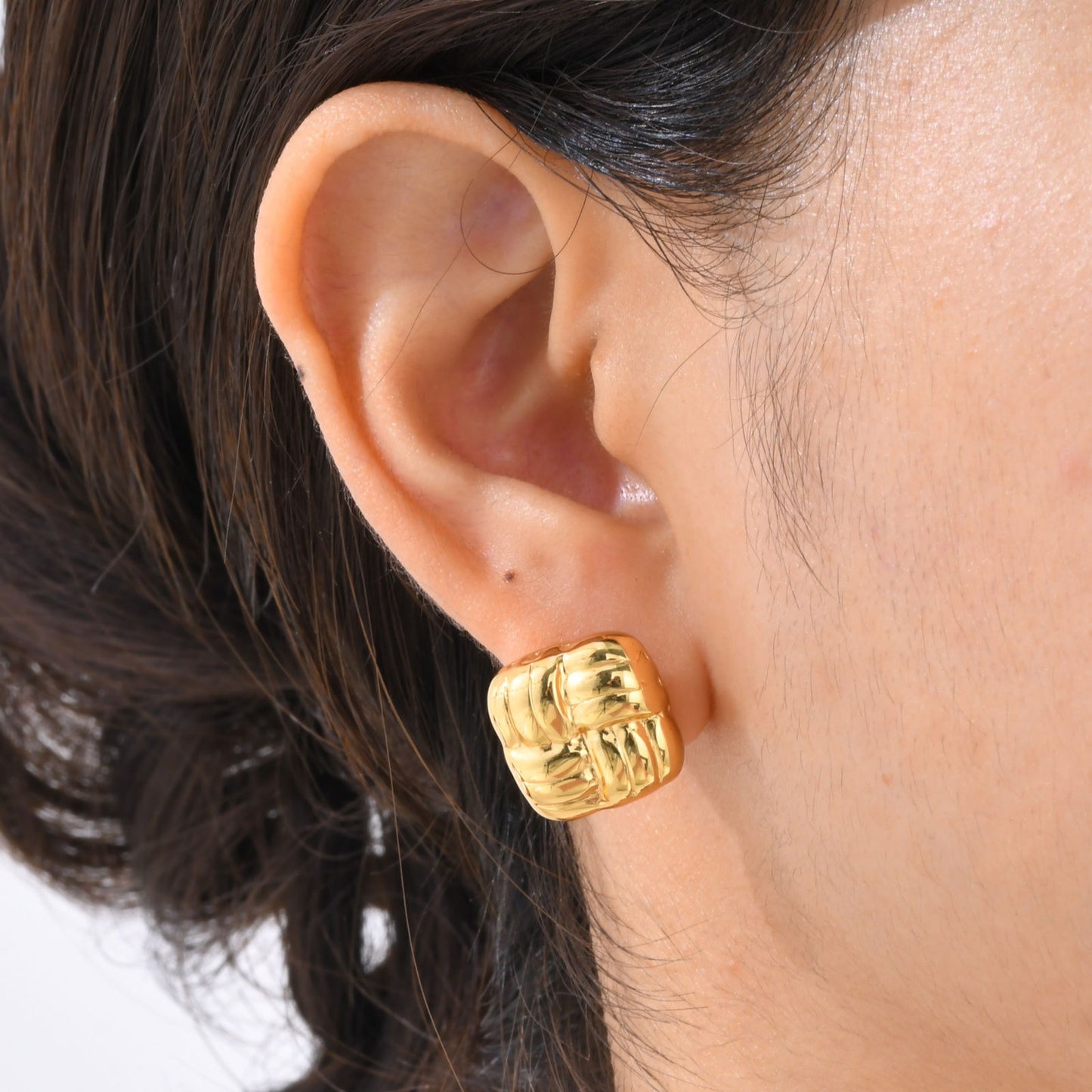 Aretes cuadrados tejidos artesanalmente | Joyería geométrica de acero inoxidable en tono dorado para mujeres modernas ES627