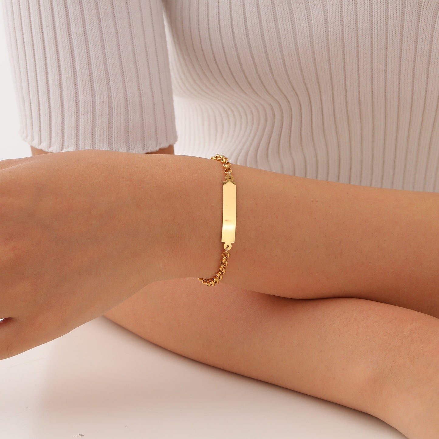 Pulsera de acero inoxidable con colgante curvo y cadena de perlas para mujer - Joyería minimalista dorada con cierre ajustable BR-2179