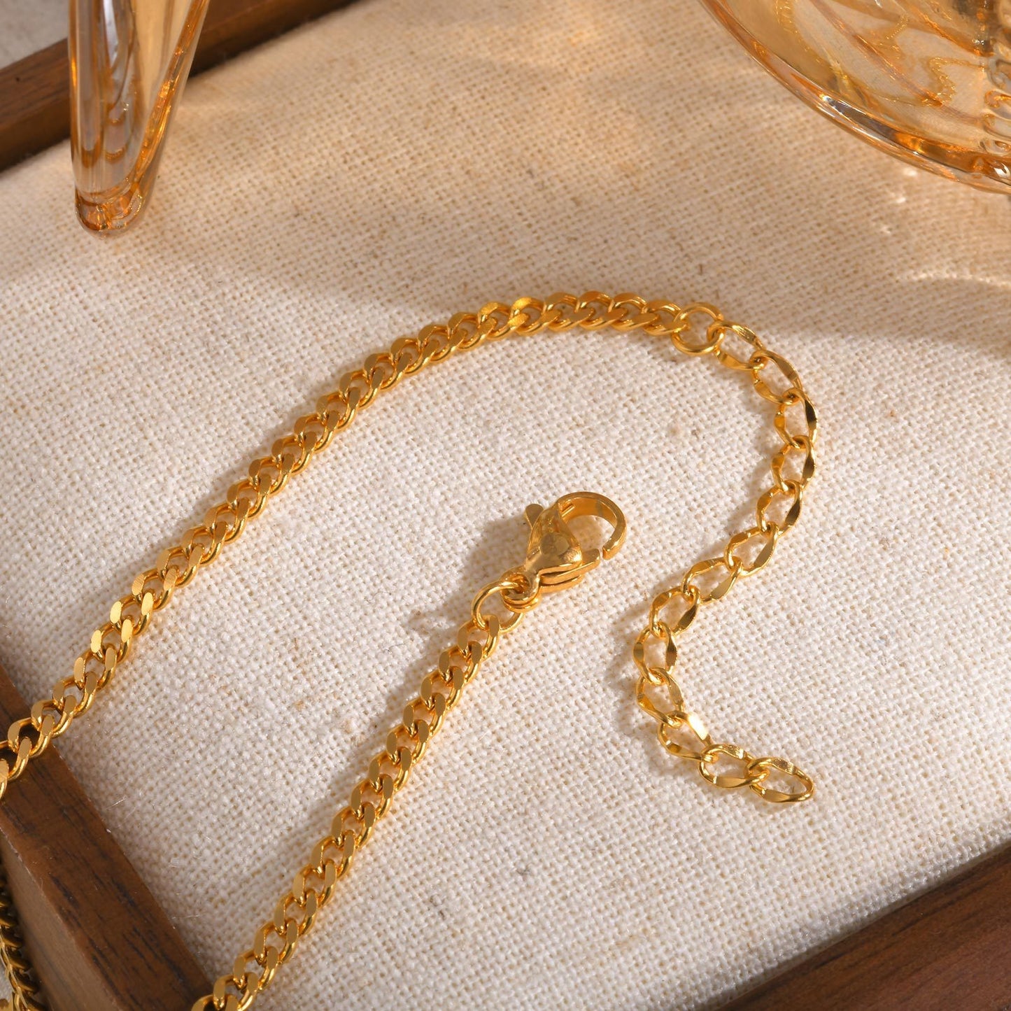 Collar con colgante de sol de acero inoxidable artesanal Kemstone para mujer: joyería minimalista de uso diario con cadena texturizada NC-1872