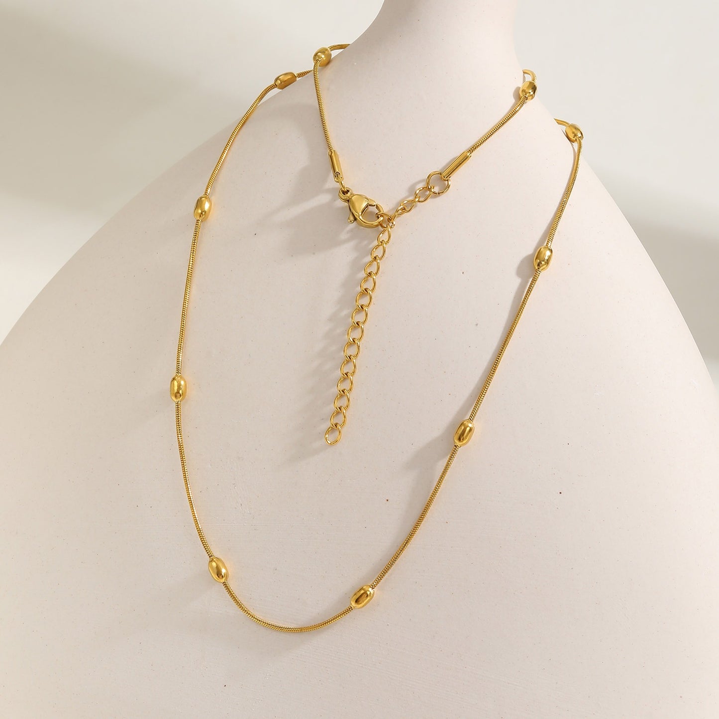 Collar de cadena de serpiente Kemstone de acero inoxidable dorado - Diseño delicado con cuentas para mujer, joya minimalista para el día a día NC-1639