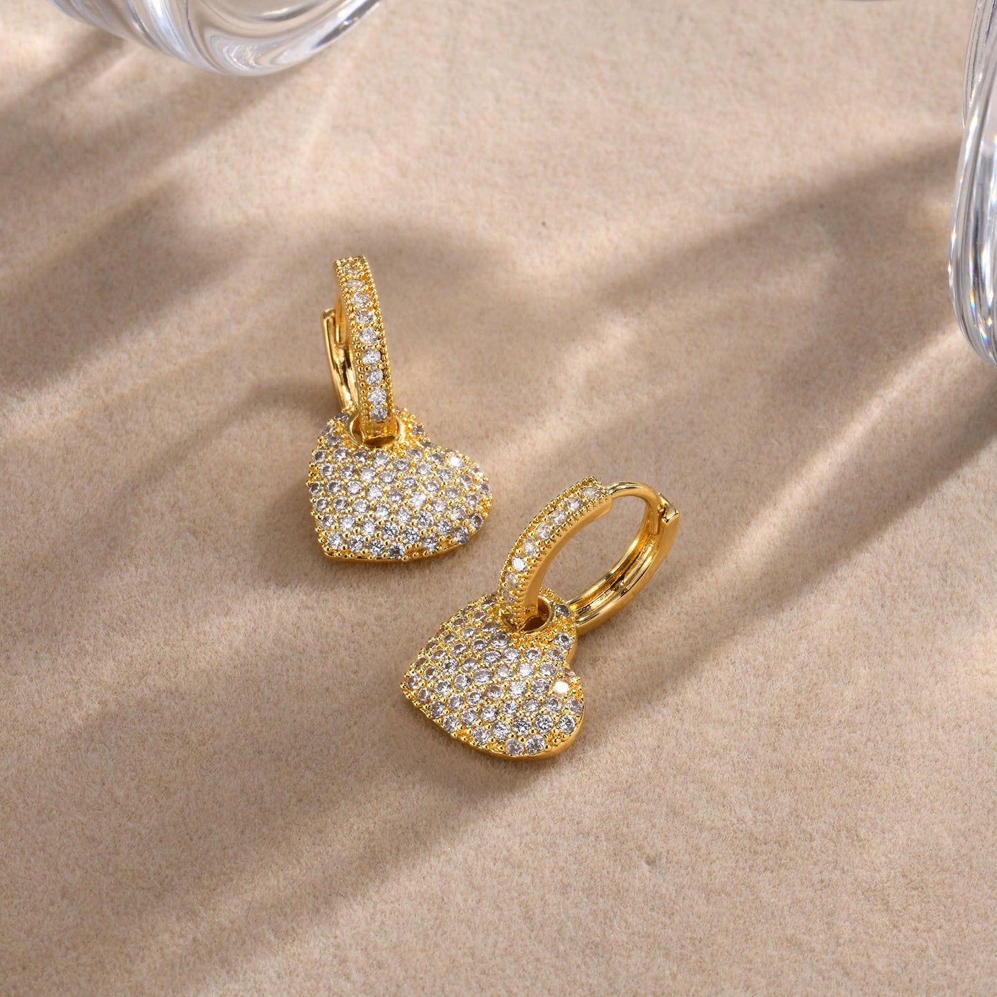 Pendientes de cobre con forma de corazón y circonitas cúbicas Kemstone para mujer – Elegante joyería de uso diario EBD-310
