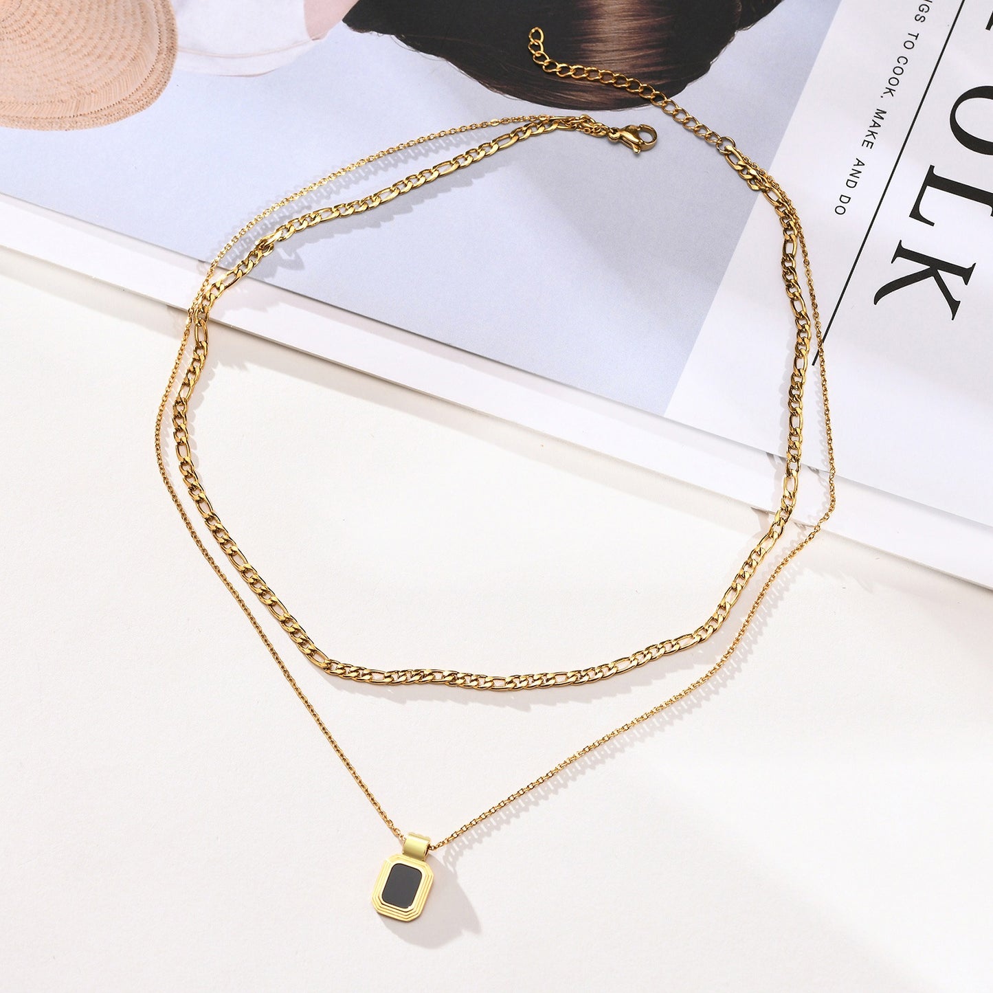 Collar Kemstone de acero inoxidable con placa cuadrada geométrica de doble capa - Colgante minimalista dorado para mujer NC-849