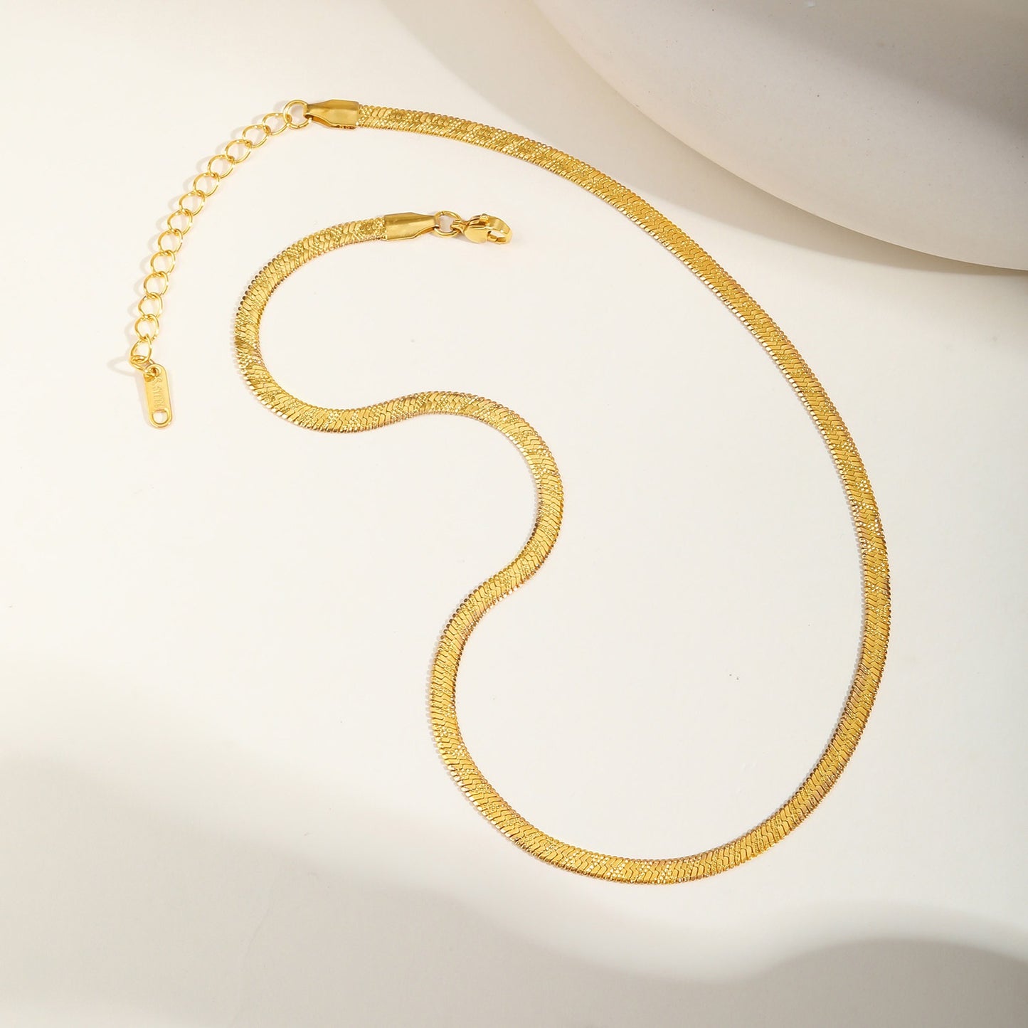 Collar de cadena de acero inoxidable con textura de cuchilla Kemstone Slash: joyería minimalista en tonos dorados para mujer NC-1636