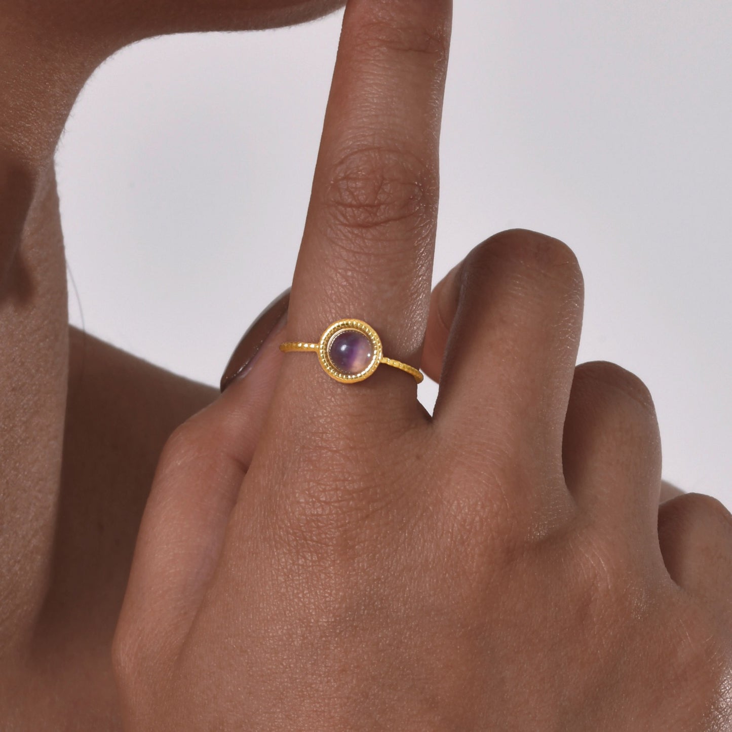 Anillo ajustable de acero inoxidable Kemstone con extremo abierto y cristal de ojo de tigre natural en forma de huevo - Joyería minimalista para uso diario RC-819