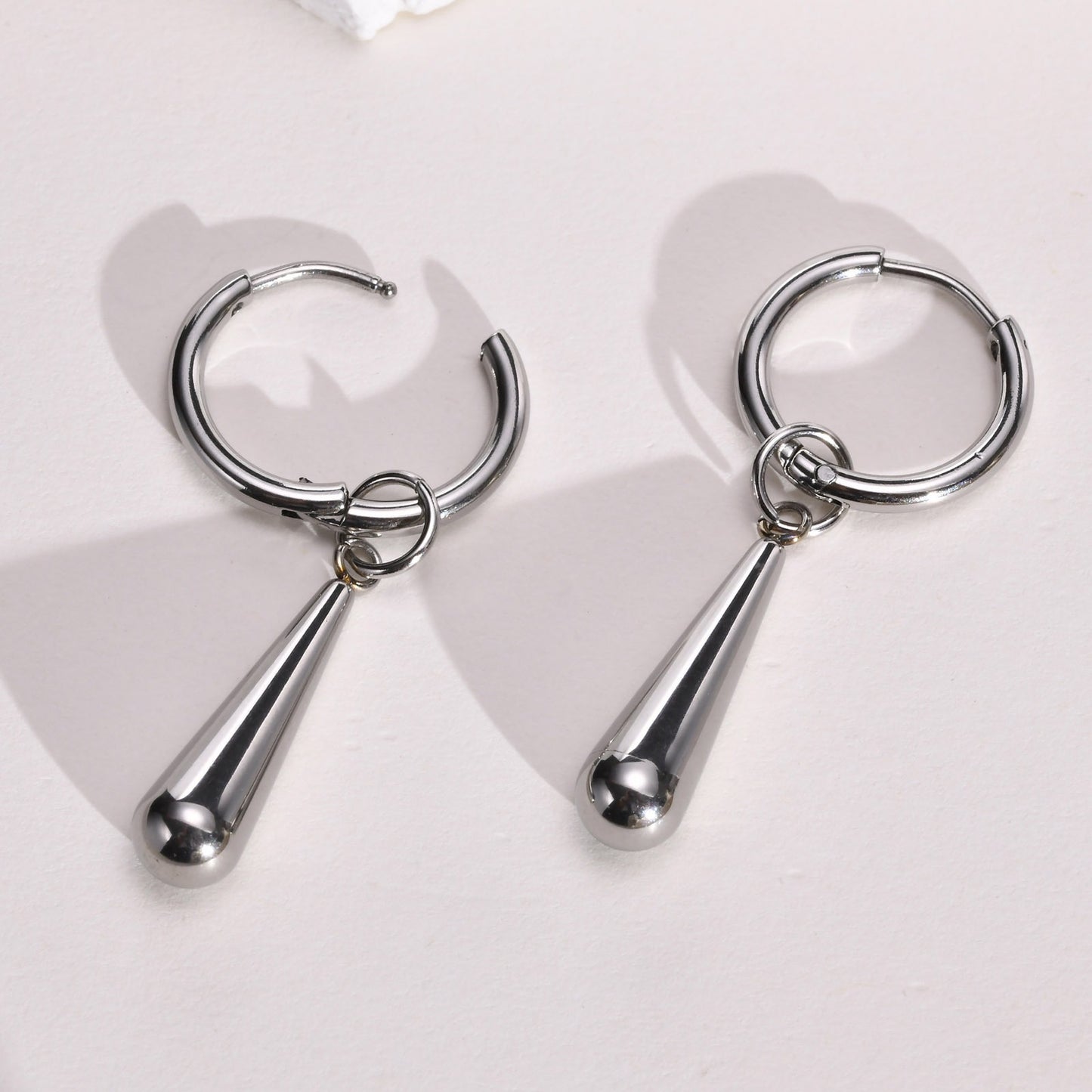 Pendientes Kemstone de acero inoxidable con forma de gota dorada - Pendientes geométricos minimalistas para mujer ED-556