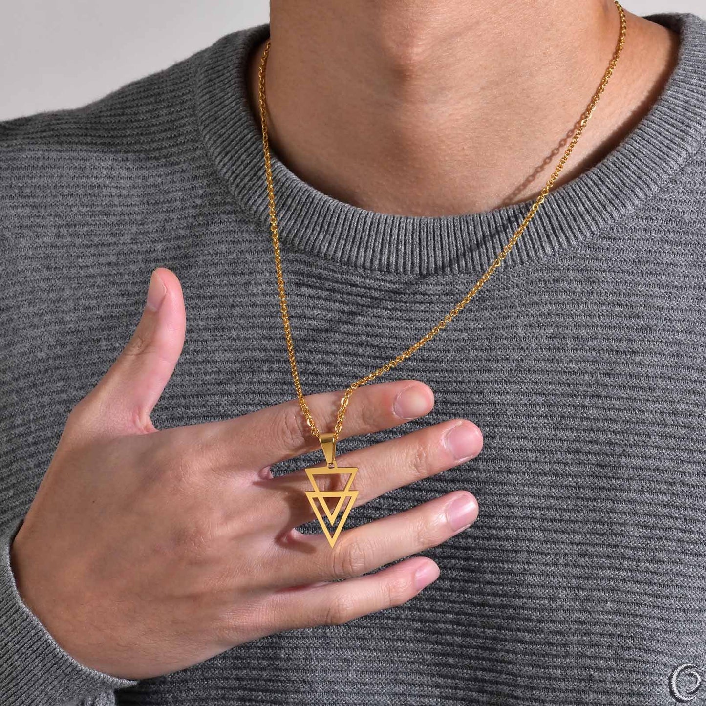 Collar con colgante geométrico triangular de acero inoxidable Kemstone para hombre PN-1487