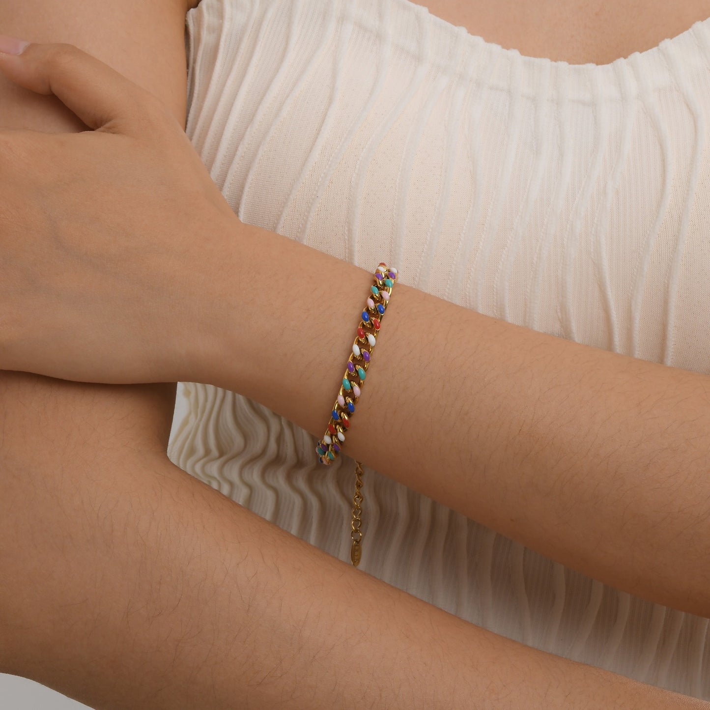 Pulsera Kemstone de acero inoxidable con cadena cubana de resina coloreada - Acabado en oro de 18 quilates, joyería de moda para mujer BR-1964
