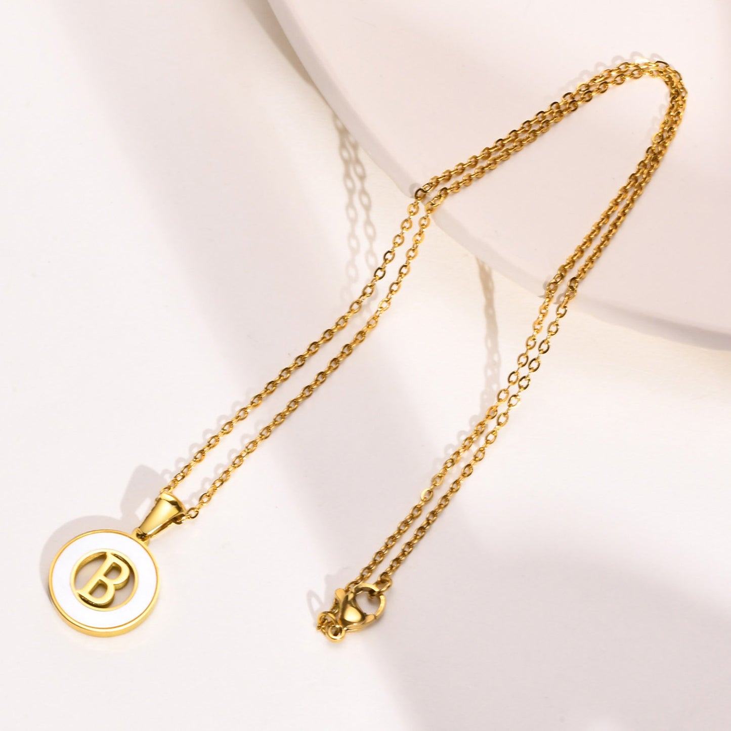 Collar circular de acero inoxidable con letras y conchas Kemstone para mujer PN-1761
