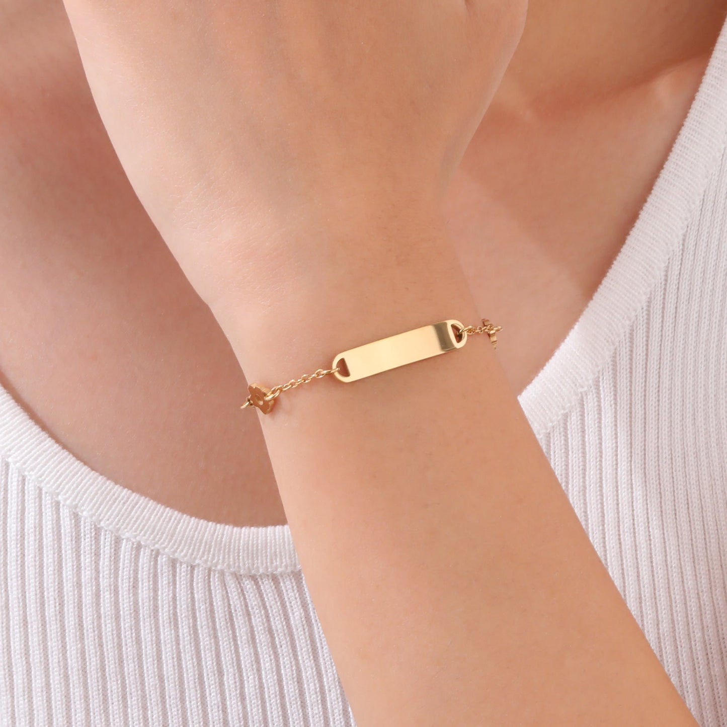 Pulsera de cadena cruzada plana de acero inoxidable Kemstone con colgante floral curvo - Joyería minimalista para mujer, elegancia para el día a día y diseño ideal para regalar BR-2159