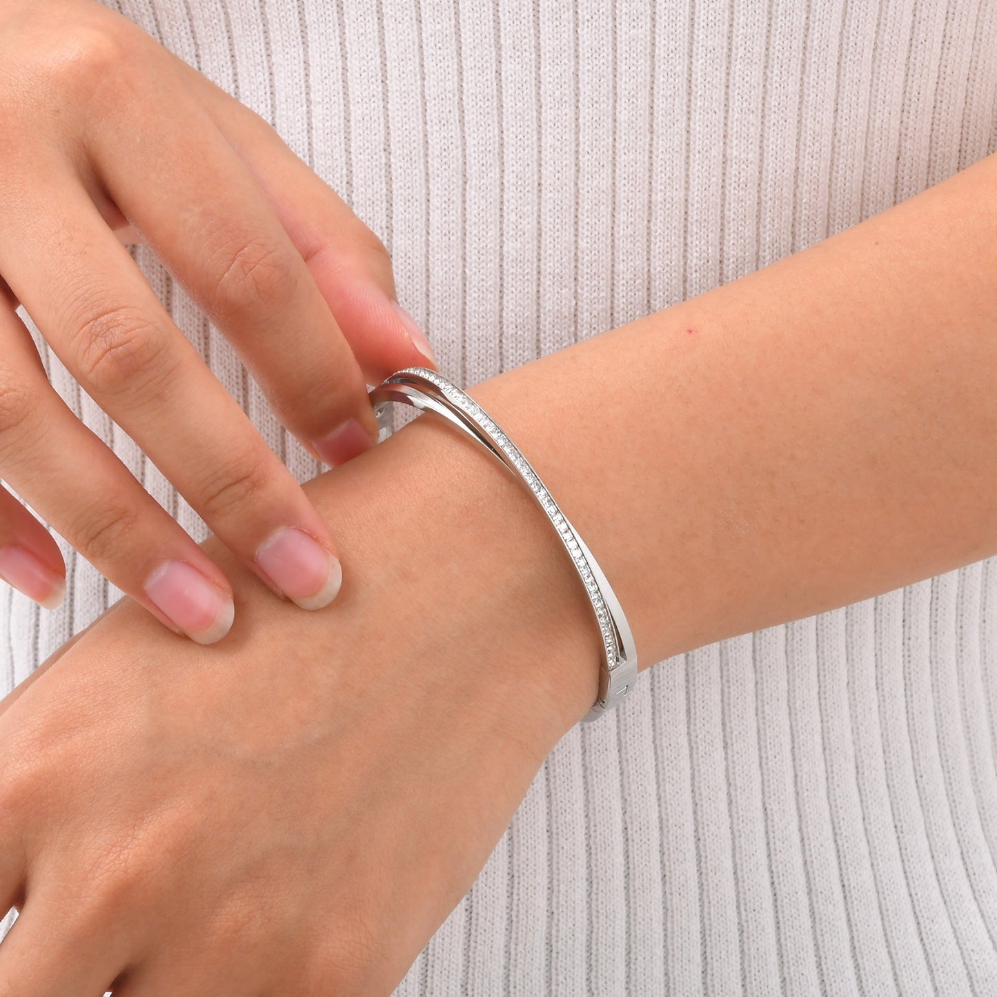 Brazalete con bisagras de circonitas lisas para mujer: joyería elegante y versátil B-547