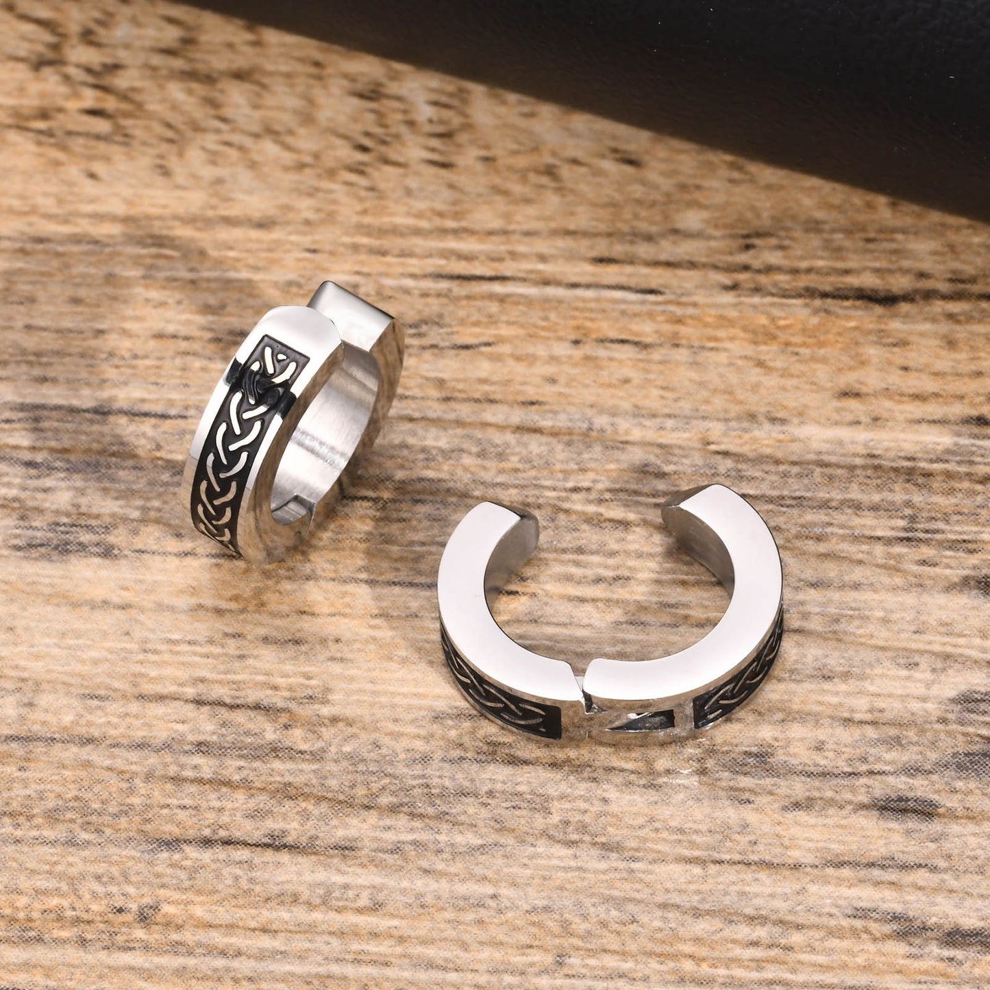 Pendiente de aro con nudo celta de acero inoxidable Kemstone para hombre: accesorio moderno y duradero con simbolismo antiguo EH-496