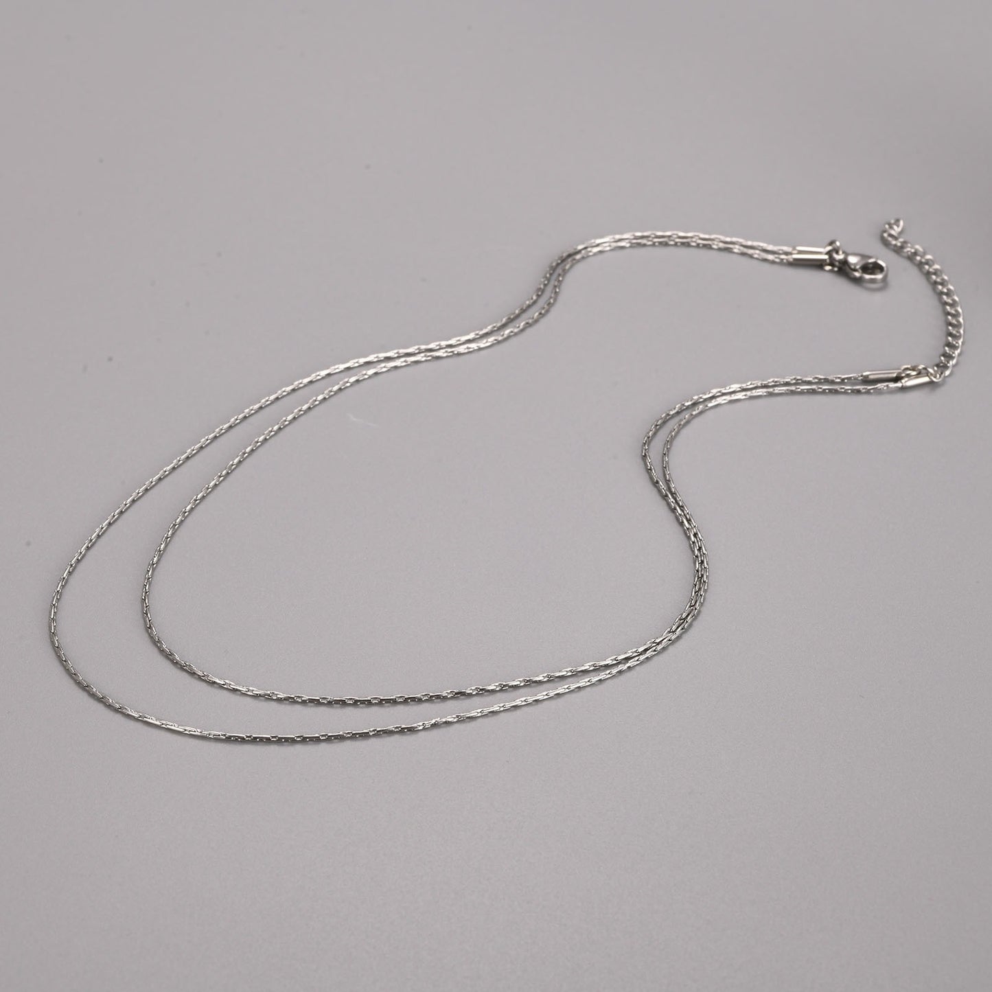 Collar de cadena ovalada de doble capa de acero inoxidable texturizado Kemstone – Joyería ligera dorada para mujer NC-1329