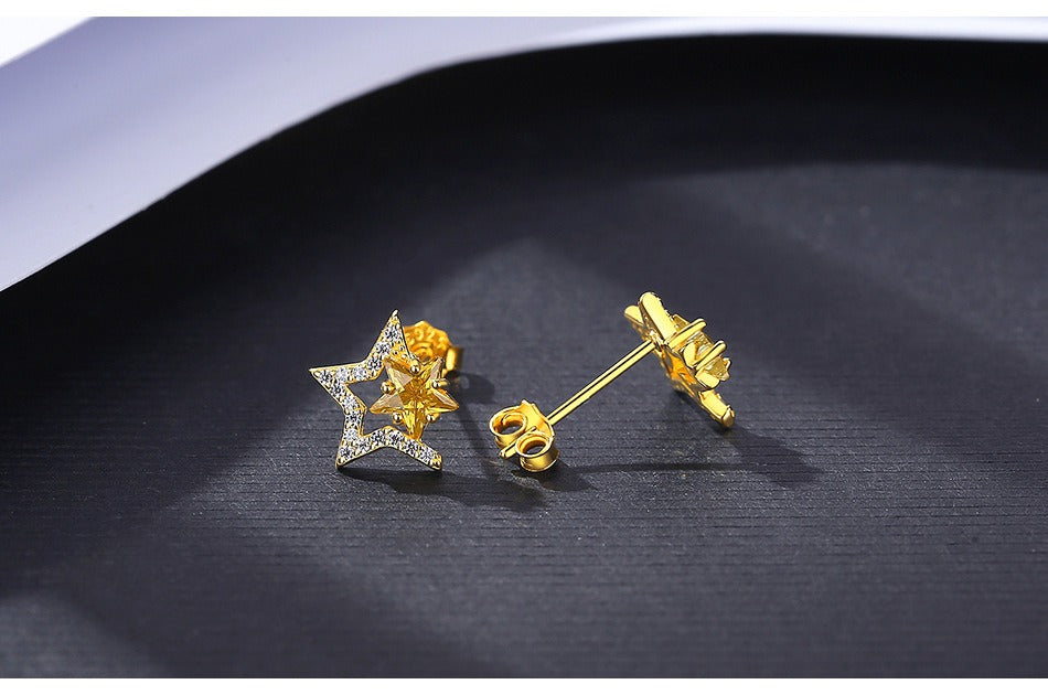 Pendientes Kemstone de plata de ley 925 con microincrustaciones de circonitas cúbicas y estrellas huecas para mujer: delicadas joyas geométricas con un sutil brillo SE20112308
