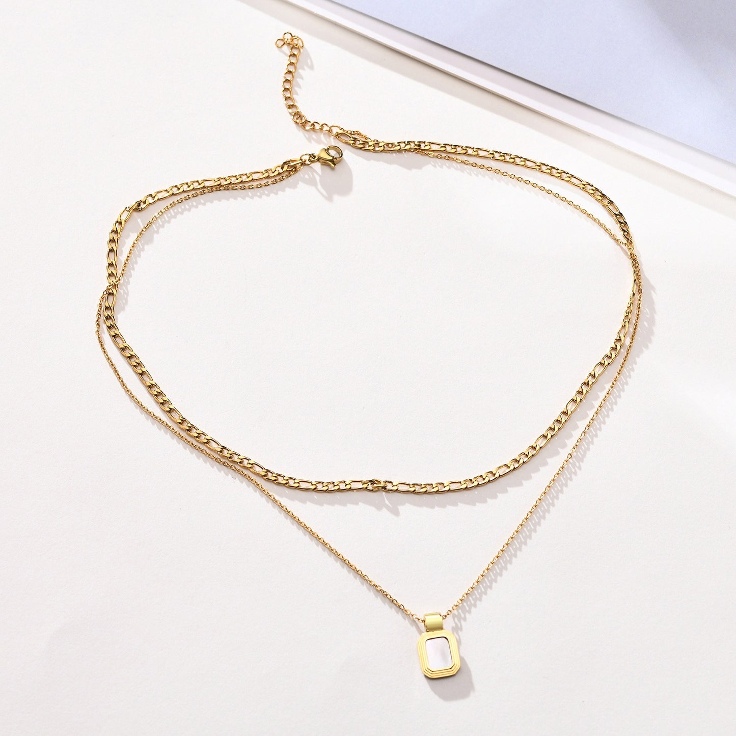 Collar Kemstone de acero inoxidable con placa cuadrada geométrica de doble capa - Colgante minimalista dorado para mujer NC-849