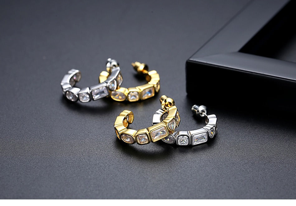 Orecchini geometrici a forma di C realizzati artigianalmente da Kemstone: eleganza francese minimalista con dettagli in zircone E23082401