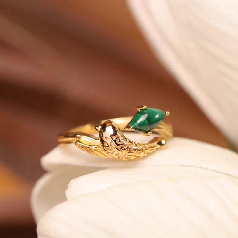 Anillo de esmeralda de diseño original artesanal de Kemstone: Libertad y Renovación en plata bañada en oro con malaquita.