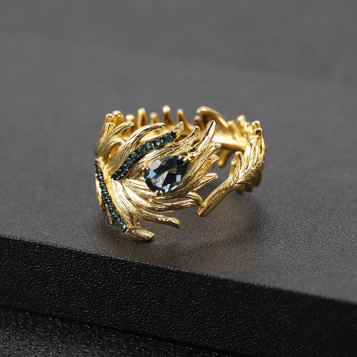 Anillo abierto ajustable con pluma de topacio azul Londres natural, diseño original, hecho a mano por Kemstone