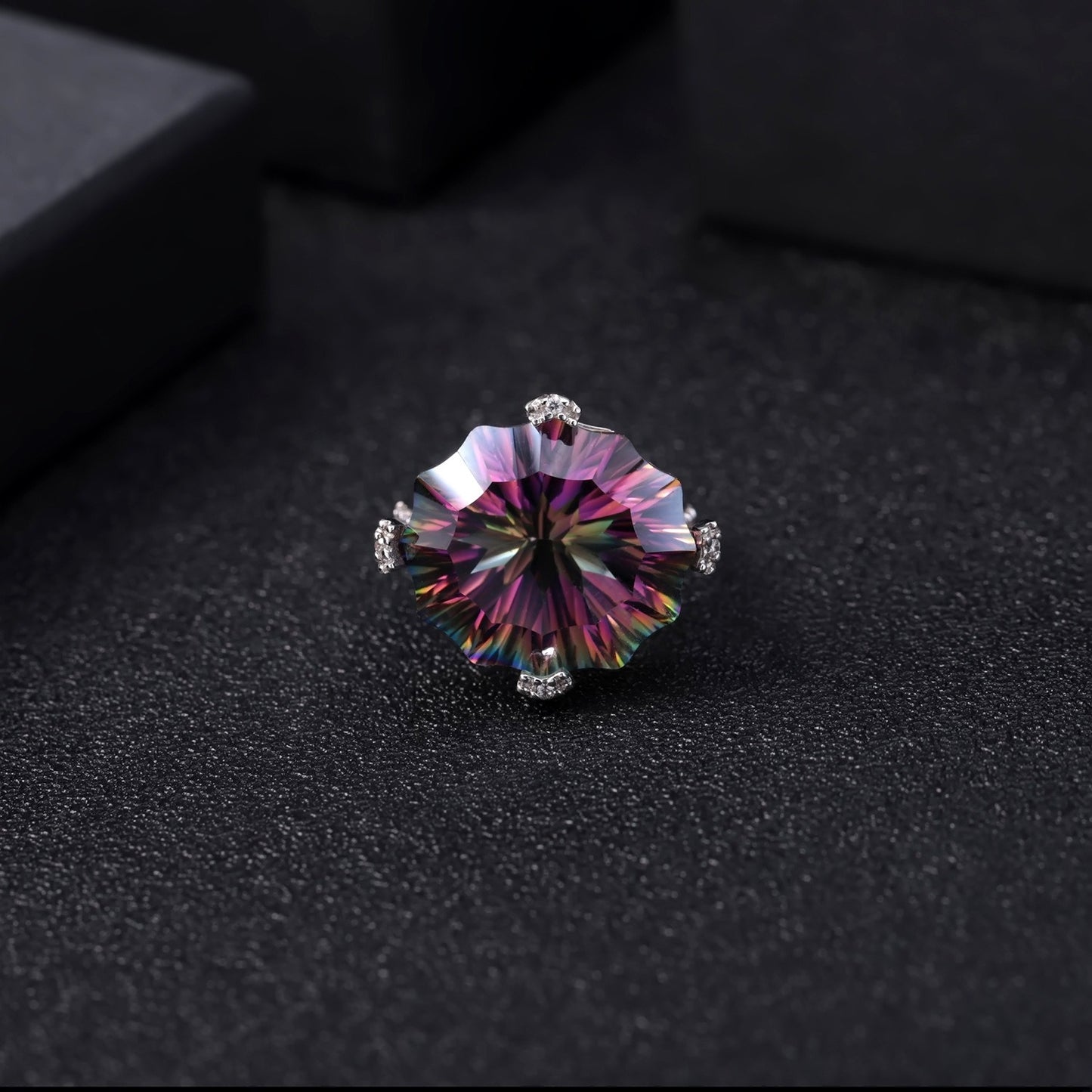 Anillo de plata de ley 925 con diseño original artesanal de Kemstone y cuarzo místico de 24,21 quilates. Diseño geométrico, engaste en garras y brillo vibrante. Joyería llamativa.