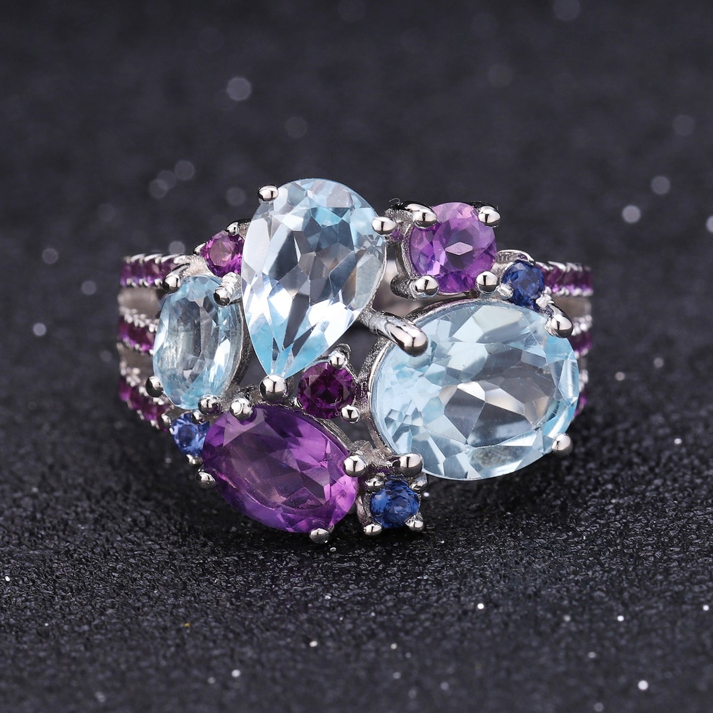 Anillo de cóctel de topacio azul cielo y amatista, diseño original artesanal de Kemstone, en plata de ley 925.
