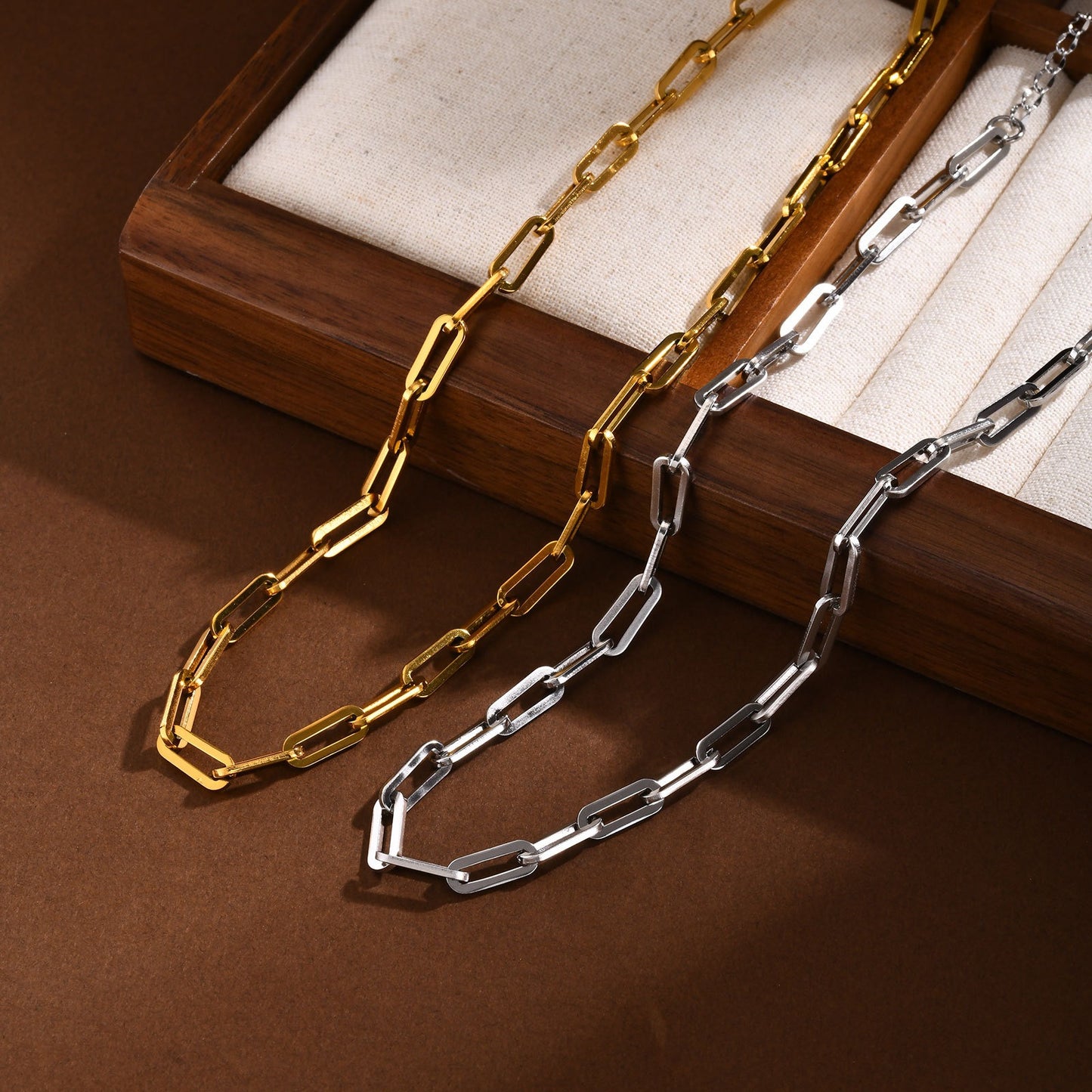 Collar de cadena rectangular de acero inoxidable Kemstone para mujer - Diseño geométrico audaz con acabado dorado pulido NC-1882