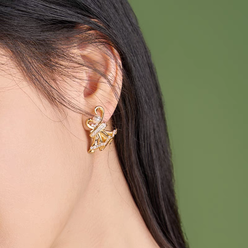 Pendientes Glaimore de estilo vestido de gala, hechos a mano por Kemstone, con diseño original. Pendientes colgantes de perla y circonita cúbica bañados en oro en plata de ley 925. Joyas de novia vintage para mujer.