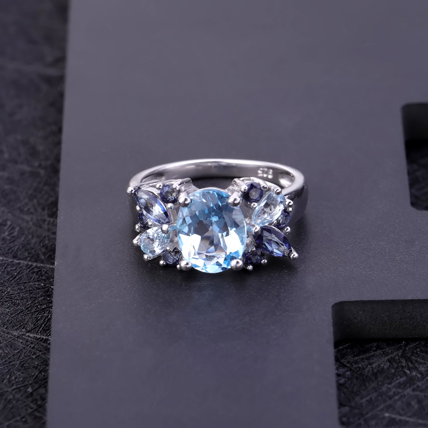 Anillo ajustable de topacio azul cielo floral con detalles de cuarzo místico, diseño original artesanal de Kemstone, 3,47 quilates, K244301R