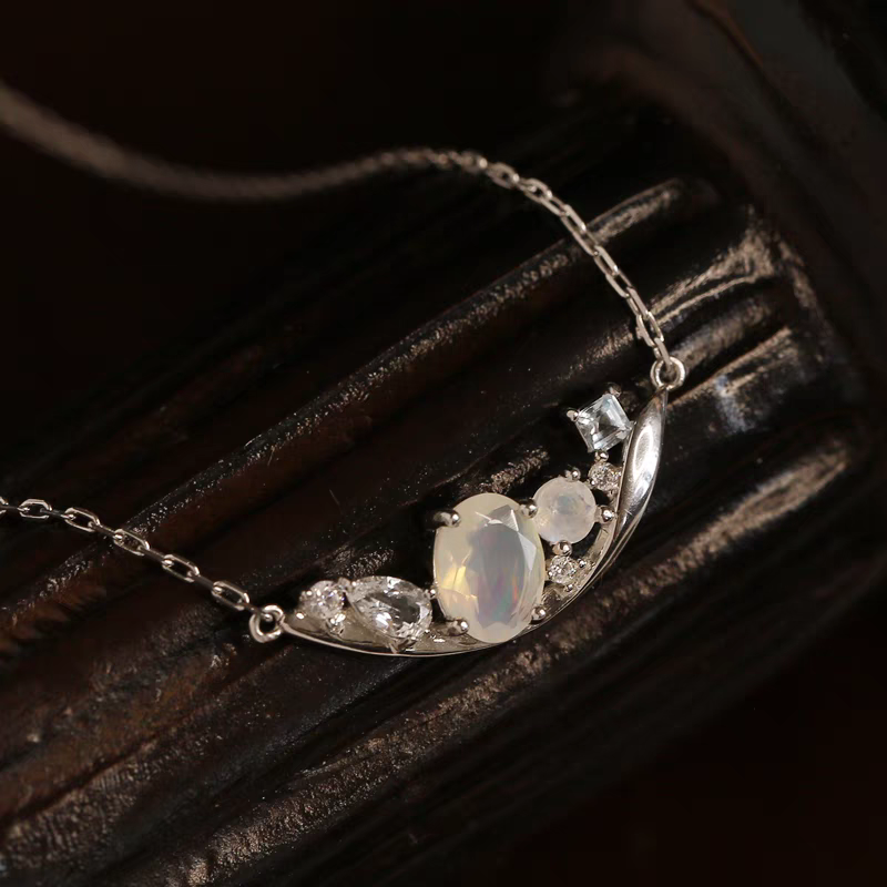 Collar artesanal de diseño original de Kemstone "Navegando en la Luna": colgante de ópalo y piedra lunar en plata de ley 925, gargantilla inspirada en el universo.