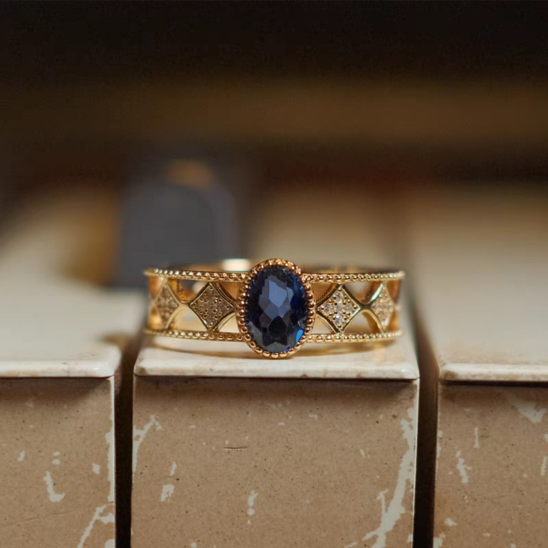 Anillo Viaje Celestial de diseño original artesanal de Kemstone: anillo de zafiro en plata de ley bañada en oro con detalles de circonitas cúbicas.