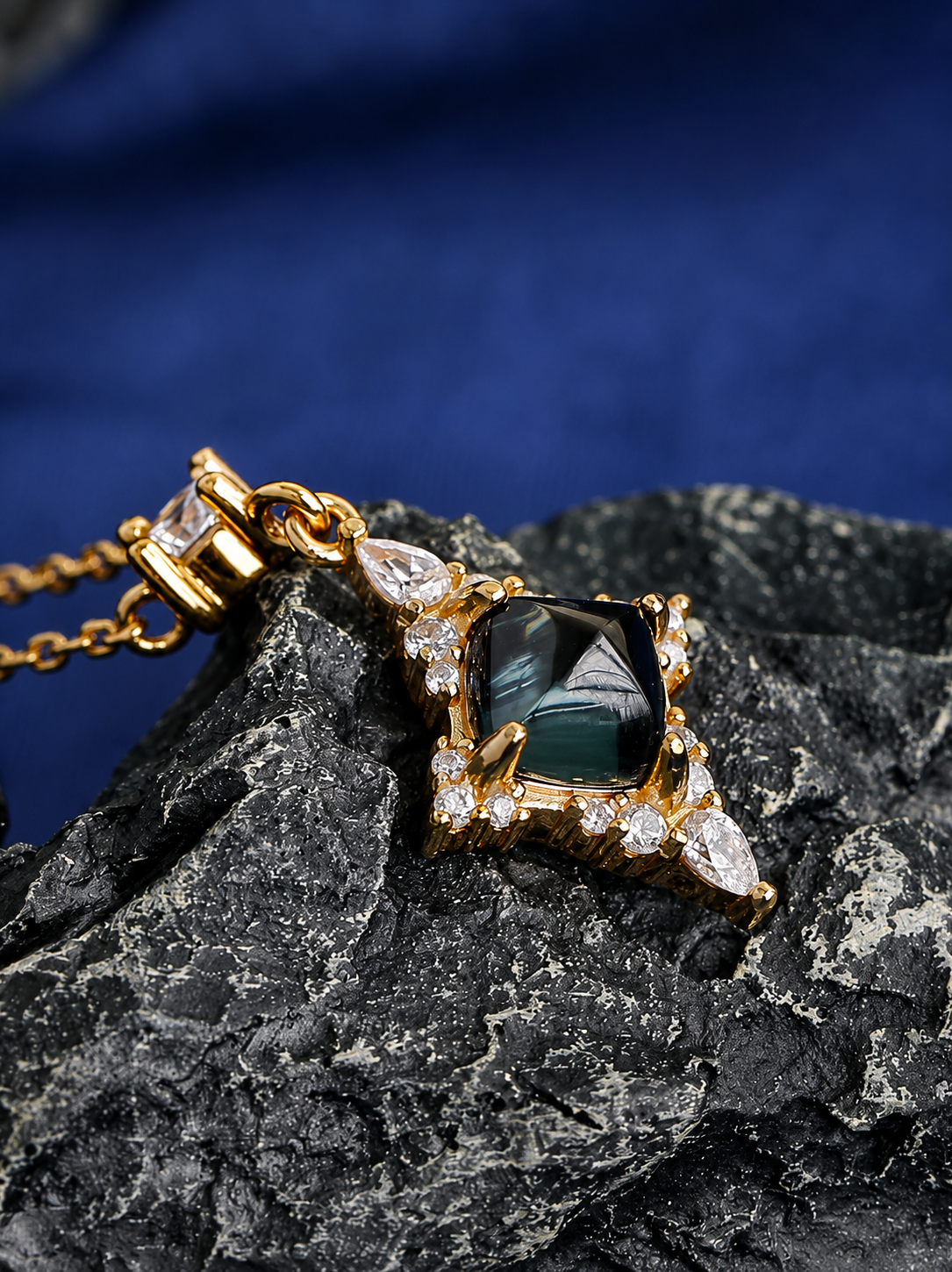 Collar Roche Limit de diseño original, hecho a mano por Kemstone. Colgante de estrella de topacio azul Londres, plata de ley bañada en oro, romance cósmico, 45 cm.