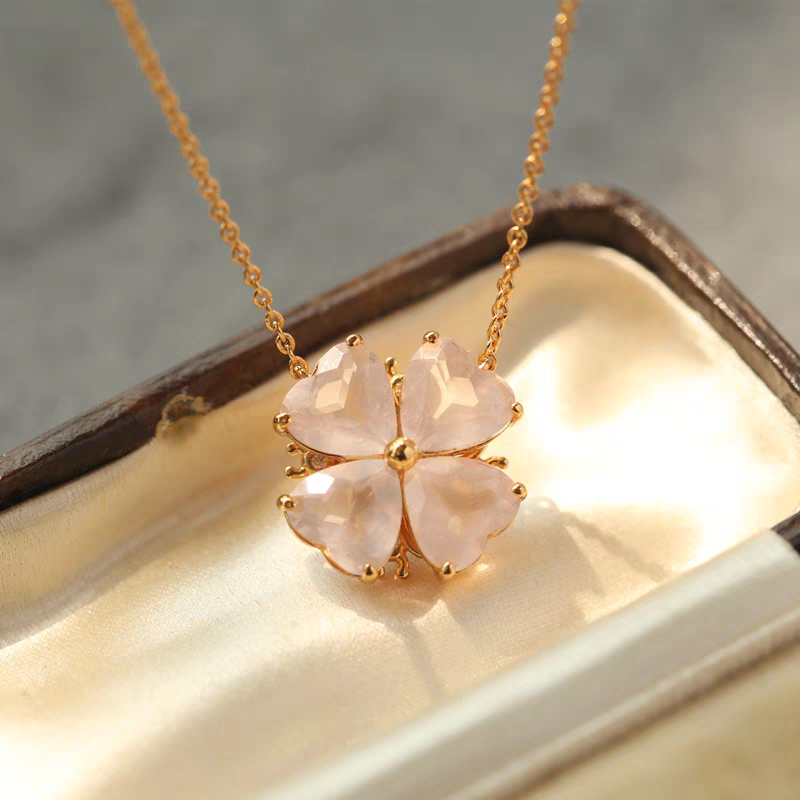Collar Sakura Bloom de diseño original, hecho a mano por Kemstone: colgante de flor de cerezo en plata bañada en oro y cristal de corazón rosa.