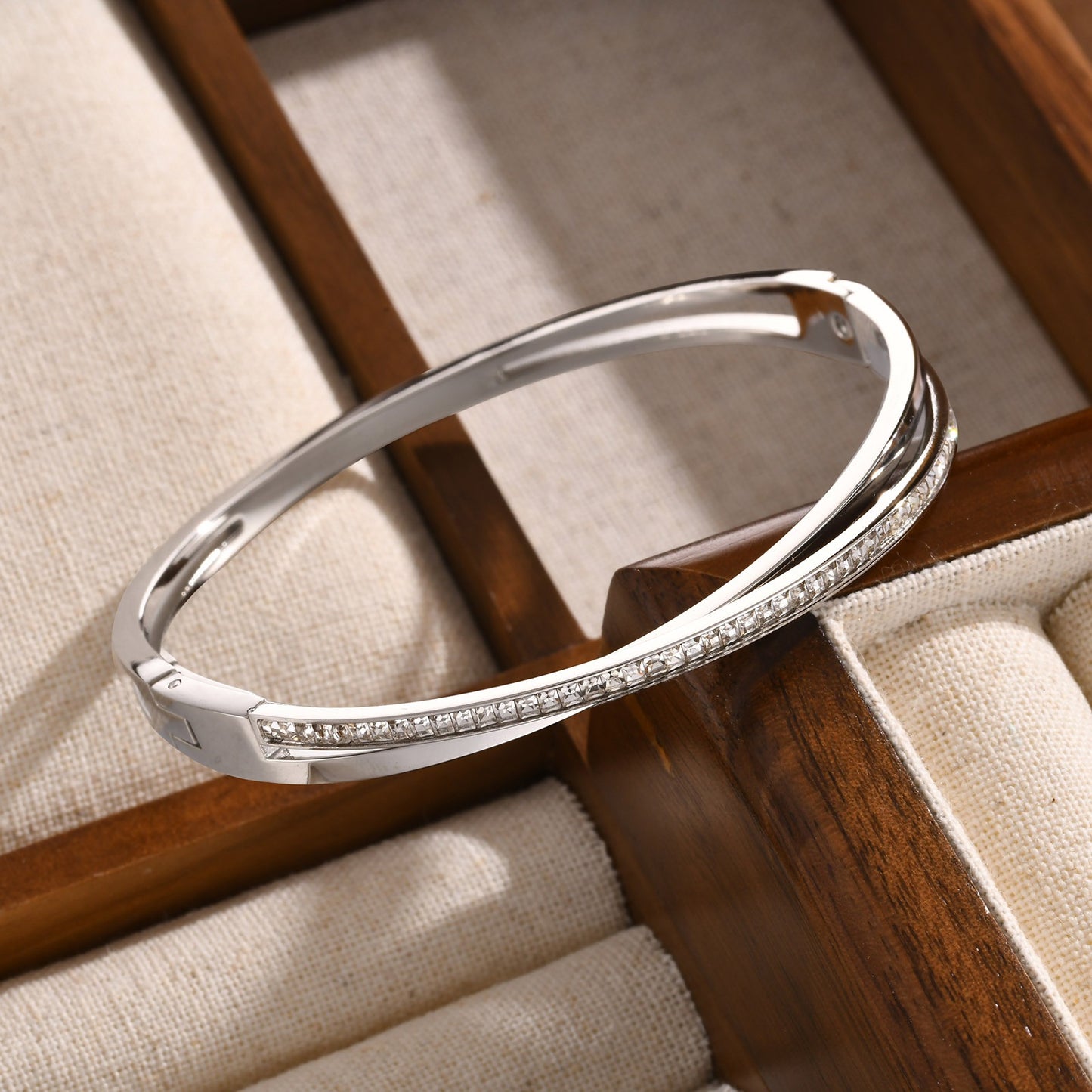 Brazalete con bisagras de circonitas lisas para mujer: joyería elegante y versátil B-547