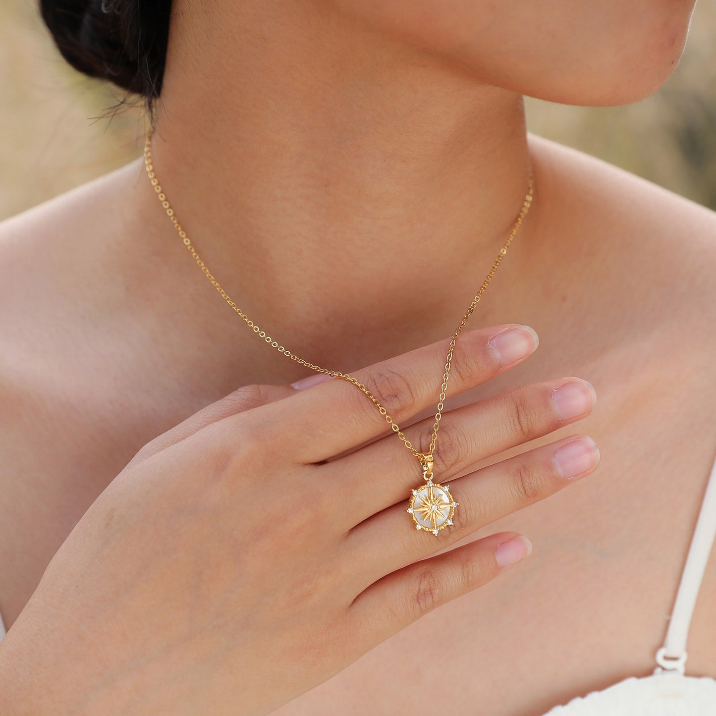 Collar con colgante de sol y concha de circonita Kemstone: pieza de cobre dorado con un toque de elegancia para el día a día PNB-235