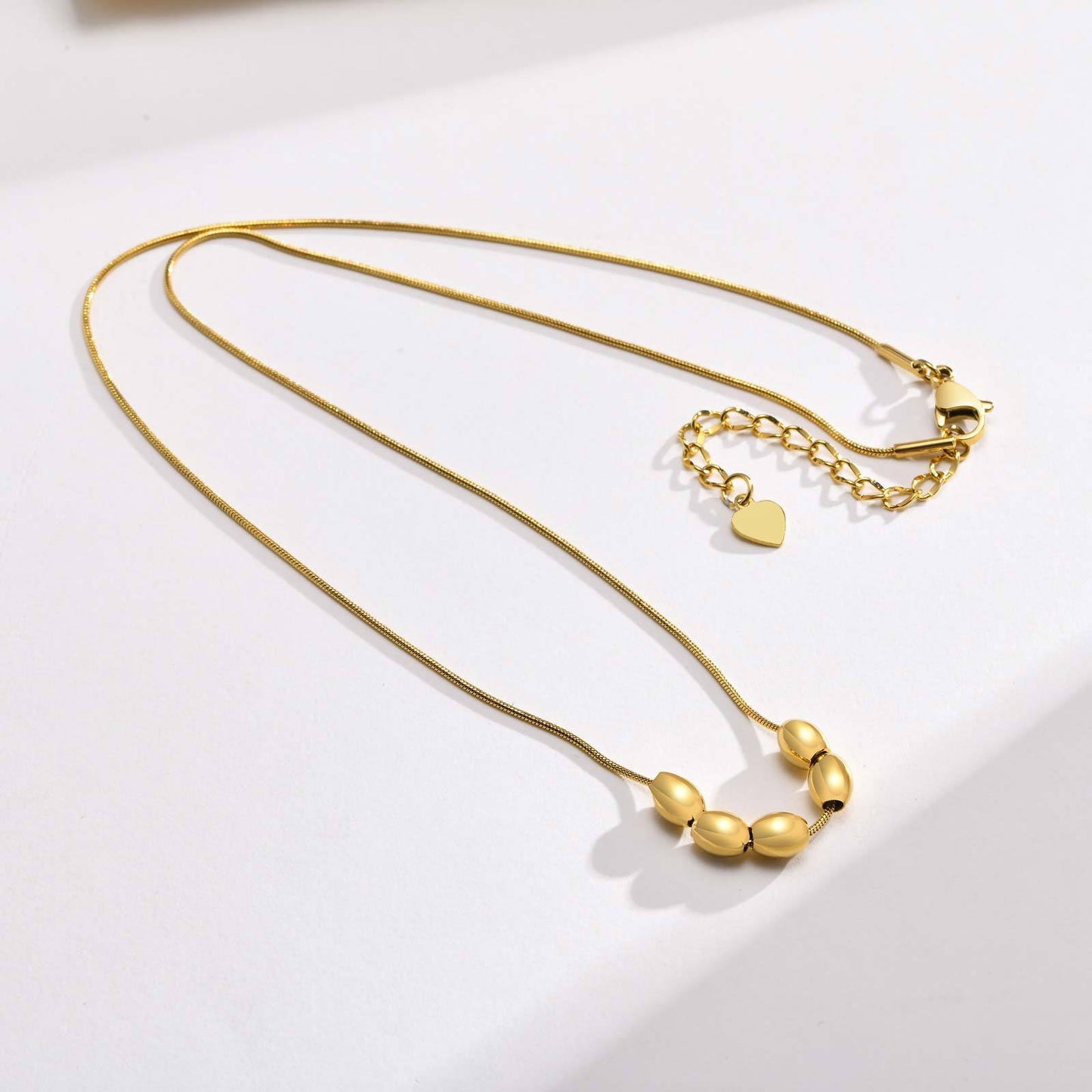 Collar de cadena de serpiente redonda de acero inoxidable Kemstone con detalles de cuentas de mijo - Elegancia dorada para todos los días NC-1391