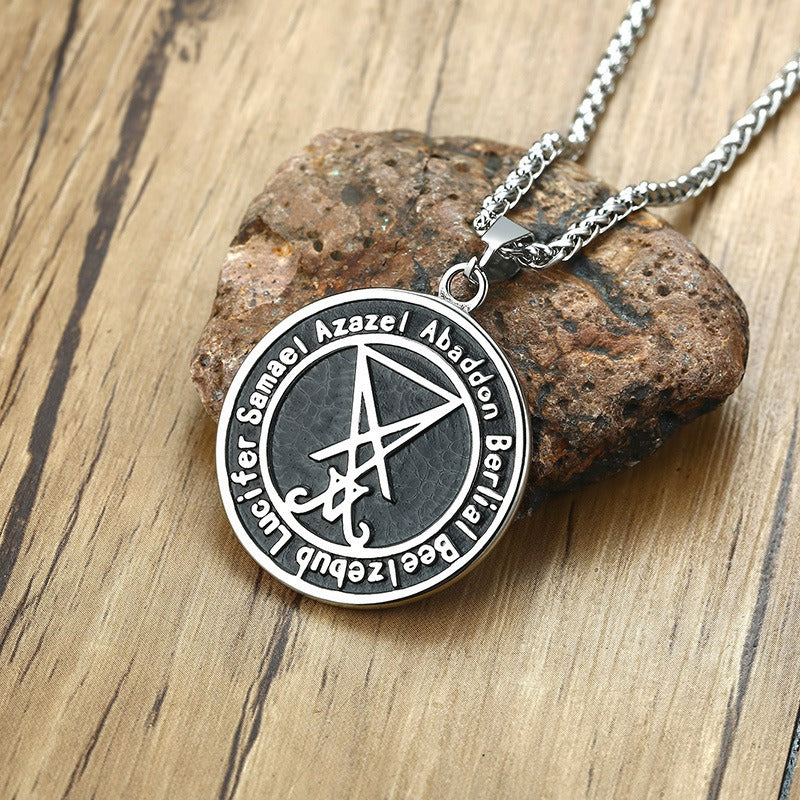 Collar con colgante de moneda de Lucifer de acero y titanio Kemstone | Pieza de estilo gótico urbano PN1161