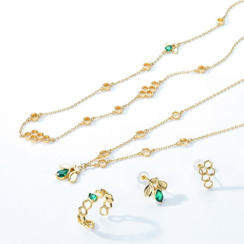 Pendientes de abeja asimétricos de diseño original hechos a mano por Kemstone - Plata de ley 925 de lujo bañada en oro con nanocircón verde