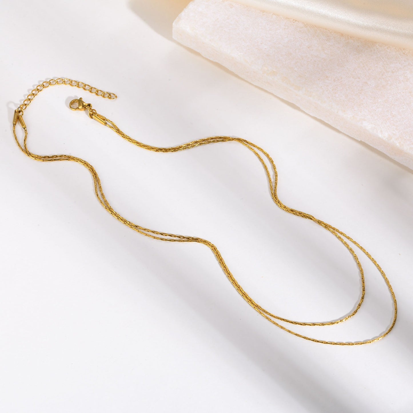 Collar de cadena ovalada de doble capa de acero inoxidable texturizado Kemstone – Joyería ligera dorada para mujer NC-1329