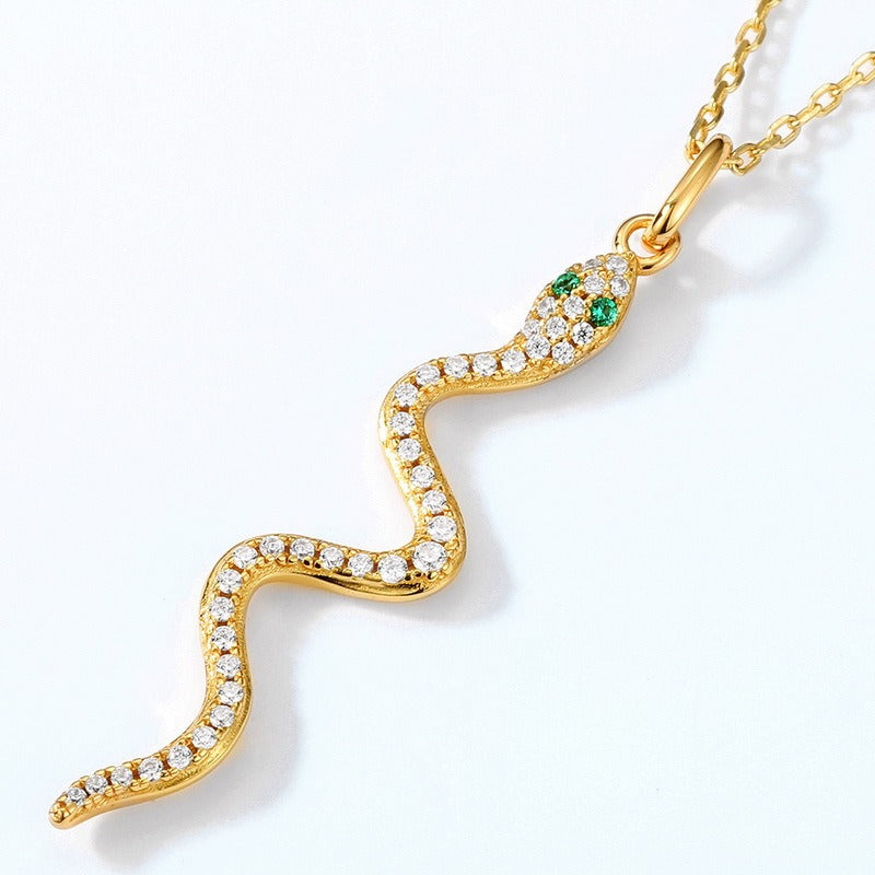 Collar con colgante de serpiente de diseño original hecho a mano por Kemstone - Plata S925 con nanocircón verde y baño de oro de 9 quilates, 45,7 cm