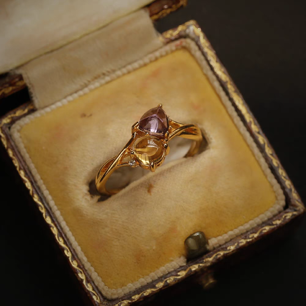 Anillo de romance cósmico de diseño original artesanal de Kemstone: anillo de plata de ley bañado en oro con amatista y citrino, sol y luna.