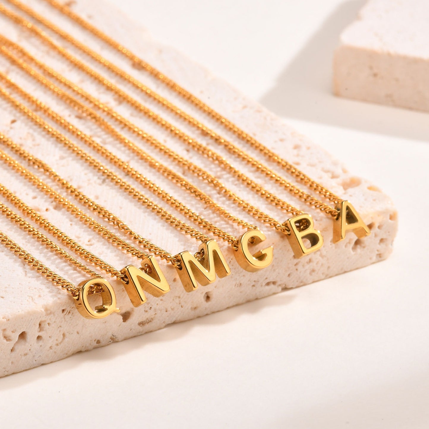 Collar Kemstone de acero inoxidable con letras hip-hop - Joyería apilable, unisex y de uso diario NC1616