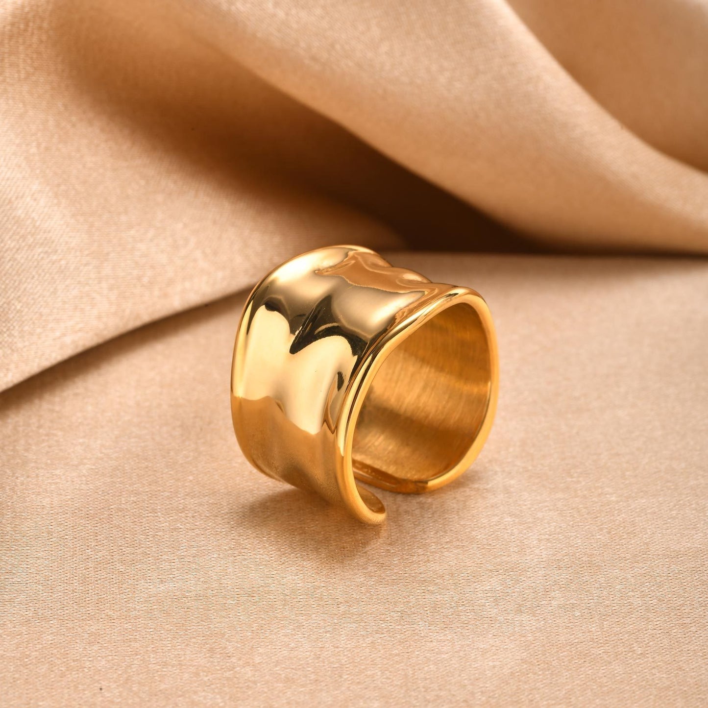 Anillo ajustable de acero inoxidable Kemstone con textura irregular martillada para mujer RC-665